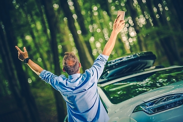 포토 JPG 해외이미지 백인 공원 남자 행복 산업 여유 인터넷 자동차 자연 휴가 한명 야외 가로 여름 스마트폰 거래 자유 표현 비즈니스맨 탈출 흥분 신호 접수 프리랜서 해외202004 해외포토 서양인 직업 1 계절 공공시설 감정 육상교통 컨셉 비즈니스 사람 핸드폰 스마트기기 직장인 생태계 파일형식
