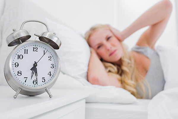 포토 JPG 해외이미지 백인 긴머리 여자 시계 쿠션 베개 청소년 아파트 주택 실내 피곤 한명 20대 눕기 침실 이불 자명종 침대 해외202004 해외포토 서양인 1 헤어스타일 가구 컨셉 침구 모션 사람 청년 내부 건물 알람 파일형식