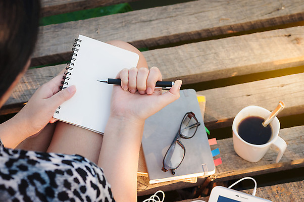 포토 JPG 해외이미지 라이프스타일 여자 행복 백그라운드 자연 휴식 사람 앉기 사람없음 강 다이어리 공책 기쁨 해외202004 해외포토 감정 컨셉 모션 문구용품 생활 사무용품 생태계 파일형식