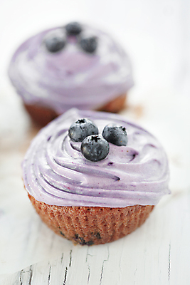 포토 JPG 해외이미지 접시 열매 음식 디저트 요리 사람없음 케이크 보라색 얼음 빵집 달콤 맛 설탕 컵케이크 굽기 먹기 냅킨 블루베리 머핀 칼로리 버터 정물화 해로움 핸드메이드 프로스팅 맛있는 해외202004 해외포토 자연요소 식물 식기 빵 컬러 컨셉 과일 모션 상점 구이 그림 제빵 파일형식