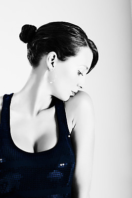 포토 JPG 해외이미지 백인 모델 드레스 옷 여자 행복 얼굴 포즈 백그라운드 신체 갈색머리 한명 서기 사람 성인 섹시 유행 회색 신선 화려 우아함 저녁 고립 스타일 완전 해외202004 관능적 해외포토 서양인 1 헤어스타일 감정 컬러 컨셉 모션 신체부위 야간 파일형식