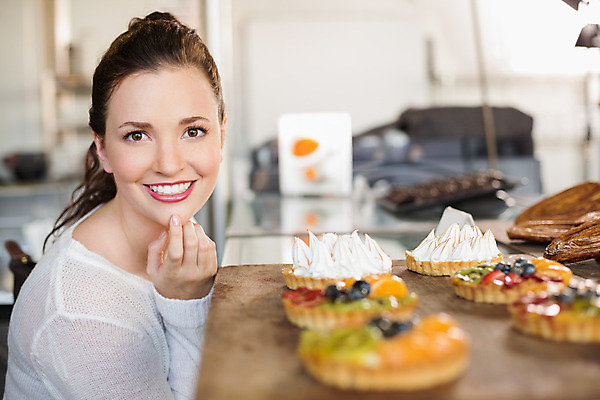 포토 JPG 해외이미지 백인 라이프스타일 응시 여자 행복 실내 한명 손짓 상반신 성인 옆모습 아웃포커스 쇼핑 빵집 소프트포커스 타르트 성인여자한명만 해외202004 해외포토 서양인 1 시선 감정 빵 뷰포인트 모션 촬영기법 사람 내부 생활 상점 파이_빵 여자한명만 성인여자만 파일형식