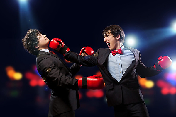 포토 JPG 해외이미지 백인 직업 손 남자 스포츠 포즈 장갑 컨셉 비즈니스 성공 넥타이 서기 사람 정장 성인 두명 가로 빨간색 상자 사무실 검은색 힘 경쟁 주먹 권투 분노 흰색 업무 비즈니스맨 충돌 경영자 싸움 경영 필승 해외202004 해외포토 서양인 잡화 옷 감정 컬러 모션 신체부위 격투기 우승 작업 직장인 리더 파일형식