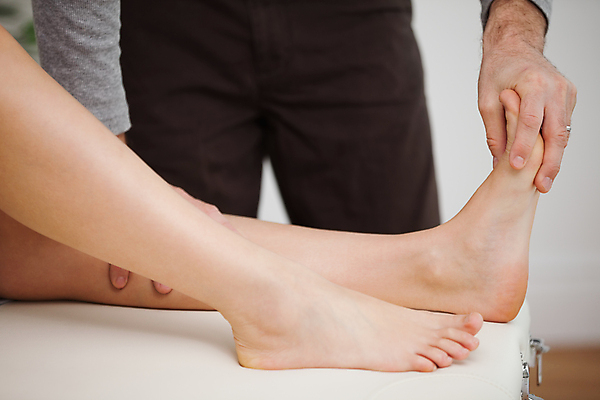 포토 JPG 해외이미지 맨발 발 실내 건강 사람없음 약 스트레칭 터치 환자 의사 잡기 지압 테라피 거짓말 돌봄 물리치료 물리치료사 양발 정형외과 치유 의료성형뷰티 해외202004 해외포토 의학 모션 병원 내부 신체부위 치료 운동 뷰티 의료진 마사지 치료사 파일형식