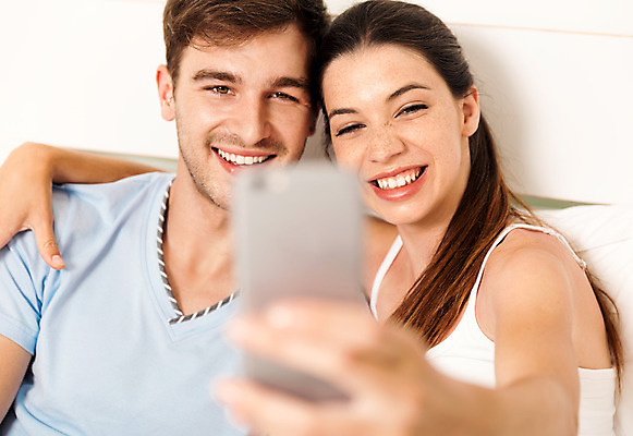 포토 JPG 해외이미지 백인 라이프스타일 커플 여자 남자 행복 인터넷 가족 관계 휴식 주택 함께함 실내 사랑 사람 성인 두명 스마트폰 핸드폰 카메라 침실 방 낭만 침대 쌍 연결 히스패닉 해외202004 해외포토 서양인 감정 가구 컨셉 내부 건물 생활 전자제품 스마트기기 파일형식