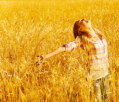 포토 JPG 해외이미지 백인 모델 응시 계절 공원 여자 행복 백그라운드 컨셉 밭 농업 자연 한명 서기 사람 성인 야외 금발 농장 노란색 맑음 기쁨 자유 가을 밀 성인여자한명만 해외202004 해외포토 서양인 1 헤어스타일 시선 공공시설 감정 산업 컬러 모션 날씨 곡류 생태계 여자한명만 성인여자만 파일형식