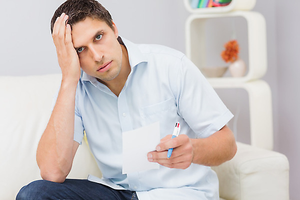 포토 JPG 해외이미지 백인 라이프스타일 응시 남자 종이 거실 가정 스트레스 아파트 갈색머리 실내 한명 앉기 성인 30대 금융 소파 펜 계산 고민 걱정 문서 결제 영수증 회계 계산서 해외202004 해외포토 서양인 1 헤어스타일 시선 감정 의자 모션 주택 사람 내부 생활 장년 경제 필기구 파일형식