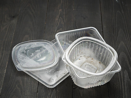 포토 JPG 해외이미지 사람없음 재활용 환경오염 쓰레기 폐기물 일회용 플라스틱 오브젝트 일회용접시 플라스틱병 해외202004 해외포토 접시 컨셉 재질 친환경 병_담는 파일형식