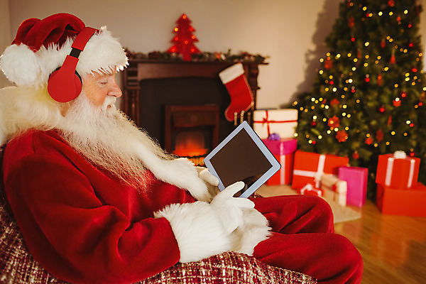 포토 JPG 해외이미지 백인 라이프스타일 노년 남자 음악 크리스마스장식 크리스마스 거실 가정 불 아파트 주택 따뜻함 한명 장식 태블릿 크리스마스트리 산타클로스 평화 축제 헤드폰 듣기 터치 장식볼 축하 벽난로 안락의자 전나무 터치스크린 노인남자한명만 해외202004 해외포토 자연요소 서양인 나무 1 기념일 음향기기 컨셉 의자 모션 문화예술 사람 성인 건물 생활 전자제품 스마트기기 남자한명만 노인남자만 파일형식