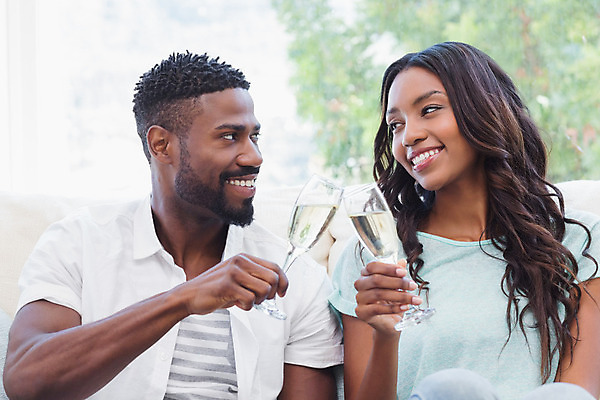 포토 JPG 해외이미지 라이프스타일 여자 남자 행복 거실 가정 주택 실내 사랑 앉기 20대 두명 캐주얼 소파 축하 샴페인 축배 스파클링와인 해외202004 해외포토 옷 감정 컨셉 의자 모션 주류 사람 청년 내부 건물 생활 탄산 파일형식