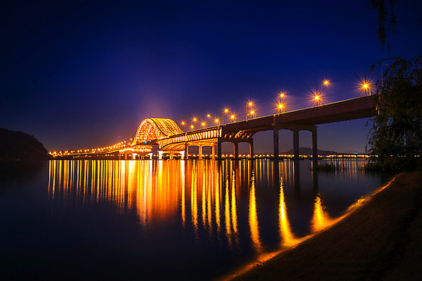 포토 JPG 해외이미지 디자인 외관 아시아 건축양식 하늘 거리 프레임 서울 한국 사람없음 야외 물 파란색 빛 강 도시풍경 반사 항구 황혼 새벽 도시 야간 연결 큼 아치 장면 동쪽 남쪽 빛망울 철강 해외202004 해외포토 자연요소 건축 나라 컬러 교통시설 풍경 일몰 크기 방향 파일형식