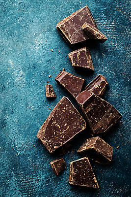 포토 JPG 해외이미지 배너 음식 조각 백그라운드 재료 디저트 사람없음 하이앵글 갈색 과자 초콜릿 검은색 어둠 공백 블록 바 달콤 먹기 각도 코코아 덩어리 찌그러짐 깨짐 카카오 카피스페이스 억울 맛있는 해외202004 해외포토 감정 음료 뷰포인트 컬러 컨셉 모션 맛 파일형식