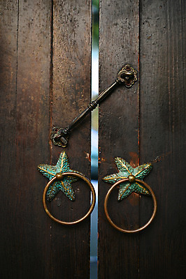 포토 JPG 해외이미지 건축양식 손잡이 사람없음 건물 목재 문 금속 골동품 중세 문고리 청동 구식 놋쇠 철강 스타일 해외202004 해외포토 나무 건축물 건축 재료 재질 역사 파일형식