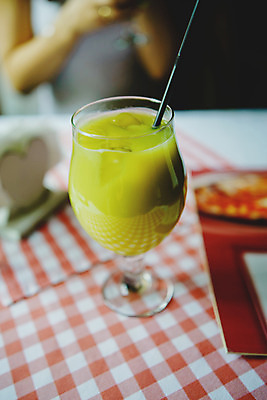 포토 JPG 해외이미지 음료 음식 잎 다이어트 과일 유리 탁자 바나나 건강 키위 사람없음 목재 초록색 노란색 주스 우유 칵테일 달콤 아침식사 혼합 상쾌 유기농 요거트 떨림 스무디 디톡스 해외202004 해외포토 나무 식물 웰빙 감정 컬러 가구 재료 모션 재질 유제품 주류 식사 맛 파일형식