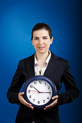 포토 JPG 해외이미지 백인 여자 행복 시계 백그라운드 컨셉 비즈니스 스트레스 한명 사람 성인 파란색 사무실 잡기 시간 업무 비즈니스우먼 손목시계 바쁨 마감 해외202004 해외포토 서양인 1 감정 컬러 장신구 모션 작업 직장인 파일형식