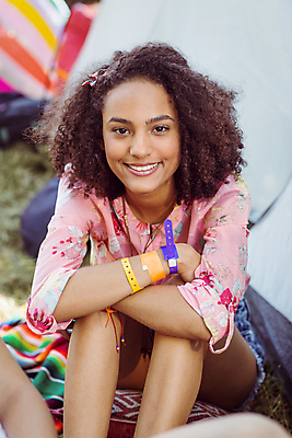 포토 JPG 해외이미지 여자 행복 텐트 한명 앉기 성인 야외 햇빛 맑음 봄 캠핑 시골 담요 캠핑장 성인여자한명만 해외202004 해외포토 1 계절 감정 모션 레저 날씨 캠핑도구 사람 태양 여자한명만 성인여자만 파일형식