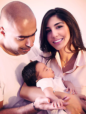 포토 JPG 해외이미지 백인 여자 남자 행복 가족 안기 엄마 함께함 건강 사랑 사람 상반신 성인 앞모습 옆모습 세명 부모 육아 아기 잠 아빠 돌봄 해외202004 해외포토 서양인 감정 뷰포인트 컨셉 관계 모션 파일형식