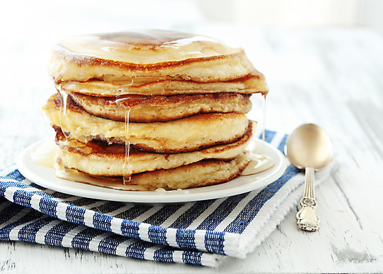 포토 JPG 해외이미지 라이프스타일 음식 탁자 아침 디저트 요리 사람없음 노란색 쌓기 케이크 숟가락 식사 흰색 뜨거움 붓기 달콤 아침식사 먹기 냅킨 브런치 서빙 시럽 꿀 팬케이크 어려움 정물화 탄수화물 핸드메이드 맛있는 나무배경 해외202004 해외포토 주간 컬러 가구 백그라운드 모션 수저 생활 맛 그림 파일형식