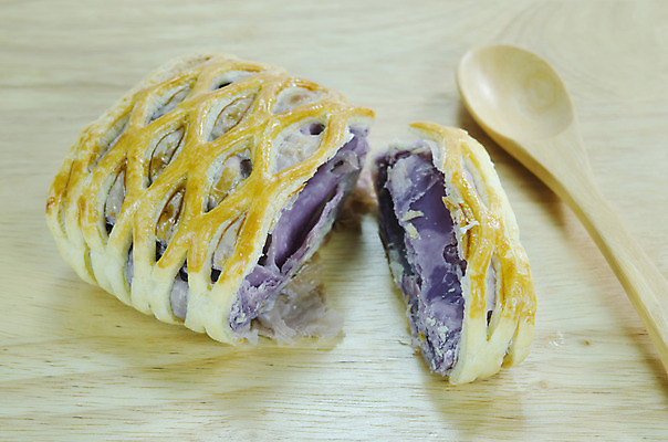 포토 JPG 해외이미지 전통 음식 빵 과일 디저트 사람없음 목재 숟가락 보라색 빵집 달콤 맛 굽기 롤 페스츄리 핸드메이드 해외202004 해외포토 나무 컬러 컨셉 재료 수저 상점 구이 파일형식