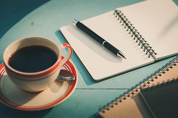 포토 JPG 해외이미지 라이프스타일 종이 커피 음료 백그라운드 탁자 휴식 아이디어 사람없음 펜 다이어리 공책 카페 해외202004 해외포토 가구 컨셉 문구용품 생활 필기구 상점 사무용품 파일형식