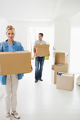 포토 JPG 해외이미지 백인 라이프스타일 커플 응시 여자 남자 행복 40대 중년 모션 새로움 아파트 주택 함께함 실내 서기 성인 두명 30대 상자 플랫 긍정 짐싸기 판지 해외202004 해외포토 서양인 시선 감정 컨셉 관계 사람 내부 건물 생활 장년 파일형식