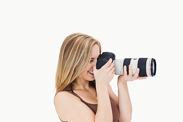 포토 JPG 해외이미지 백인 여자 한명 서기 들기 상반신 20대 성인 취미 옆모습 카메라 사진촬영 잡기 사진사 흰배경 성인여자한명만 해외202004 해외포토 서양인 1 뷰포인트 백그라운드 모션 사람 청년 전자제품 촬영 흰색 작가 여자한명만 성인여자만 파일형식