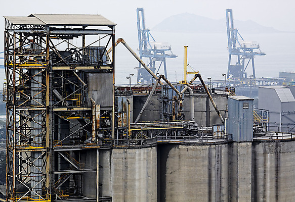 포토 JPG 해외이미지 식물 산업 모래 비즈니스 건축양식 공장 교통시설 하늘 사람없음 건물 파란색 환경 탑 금속 기계 장비 회색 벨트 바위 업무 제조 컨테이너 땅 천 시설 파이프 탱크 시멘트 먼지 수납 무거움 방법 사일로 철강 컨베어밸트 콘크리트 프로세서 해외202004 해외포토 건축물 잡화 건축 컬러 교통 공업 재질 돌_바위 직물 작업 무게 파일형식