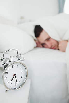 포토 JPG 해외이미지 라이프스타일 시계 베개 아침 휴식 스트레스 주택 피곤 한명 일상 눕기 머리 소리 침실 분노 짜증 침대 시간 잠 시끄러움 시트 불만 해외202004 해외포토 주간 1 감정 가구 컨셉 침구 모션 사람 건물 라이프 생활 신체부위 파일형식