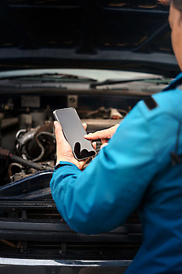 포토 JPG 해외이미지 응시 남자 도로 여행 교통시설 자동차 거리 사람 성인 사람없음 야외 스마트폰 오픈 운전사 실패 수리 사건 고장 확인 고민 고정 부름 문제 엔진 보험 모터 나쁜 깨짐 자동 혼자 해외202004 해외포토 직업 시선 감정 길 육상교통 교통 컨셉 모션 핸드폰 스마트기기 좌절 시설 파일형식