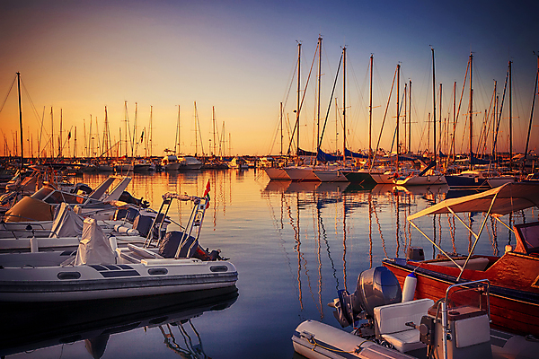 포토 JPG 해외이미지 라이프스타일 스포츠 바다 여행 요트 하늘 낚시 바람 휴가 휴식 항해 사람없음 빨간색 물 여름 빛 태양 반사 일출 항구 침묵 황혼 일몰 이탈리아 새벽 만 보트 재산 고급 야간 저녁 지중해 함선 포트 해외202004 해외포토 자연요소 계절 유럽 컬러 컨셉 배_교통 교통시설 레저 날씨 생활 금융 노을 소리 파일형식