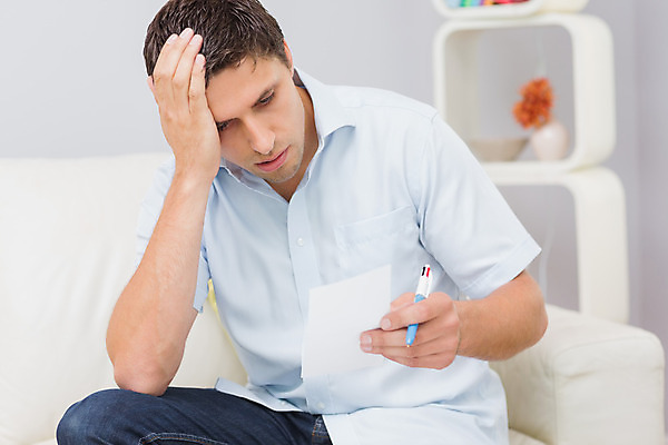 포토 JPG 해외이미지 백인 라이프스타일 남자 종이 거실 가정 스트레스 아파트 갈색머리 실내 한명 앉기 성인 30대 금융 소파 펜 계산 고민 걱정 문서 결제 영수증 회계 계산서 내려보기 해외202004 해외포토 서양인 1 헤어스타일 감정 의자 모션 주택 사람 내부 생활 장년 경제 필기구 파일형식