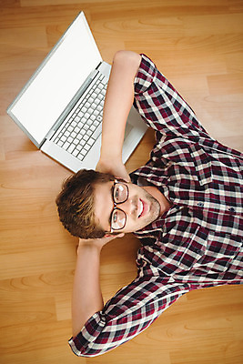 포토 JPG 해외이미지 백인 직업 응시 남자 안경 비즈니스 휴식 직장 실내 한명 사람 20대 노트북 컴퓨터 눕기 사무실 비즈니스맨 해외202004 해외포토 서양인 1 시선 잡화 컨셉 회사 모션 청년 내부 전자제품 직장인 파일형식