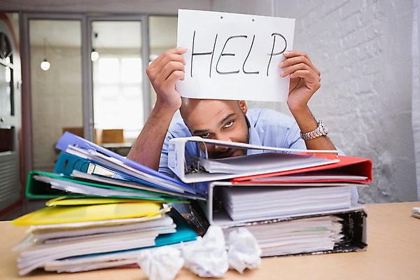 포토 JPG 해외이미지 응시 남자 종이 비즈니스 스트레스 실내 피곤 한명 들기 앉기 상반신 성인 앞모습 30대 사무실 쌓기 잡기 비즈니스맨 책상 문서 폴더 업무과다 과부하 헬프 성인남자한명만 해외202004 해외포토 1 시선 뷰포인트 가구 컨셉 모션 사람 내부 장년 업무 도움 직장인 파일 남자한명만 성인남자만 파일형식