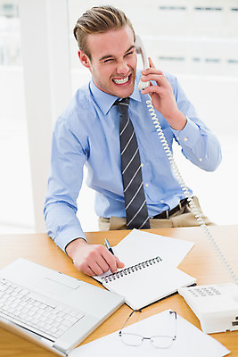 포토 JPG 해외이미지 백인 남자 넥타이 직장 실내 한명 앉기 정장 20대 노트북 스마트폰 사무실 펜 분노 짜증 비즈니스맨 무선전화기 전화기 스마트 책상 스타일 해외202004 해외포토 서양인 1 잡화 옷 감정 가구 컨셉 회사 비즈니스 모션 사람 청년 내부 전자제품 핸드폰 스마트기기 필기구 직장인 파일형식