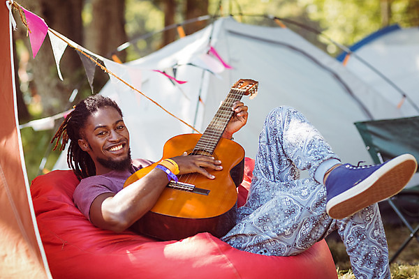 포토 JPG 해외이미지 남자 행복 여유 놀이 텐트 한명 앉기 20대 성인 야외 햇빛 맑음 봄 기타 시골 캠핑장 성인남자한명만 성인만 해외202004 해외포토 1 계절 감정 모션 현악기 날씨 캠핑도구 사람 청년 태양 캠핑 남자한명만 성인남자만 파일형식
