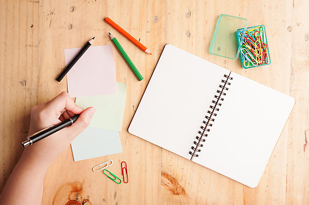 포토 JPG 해외이미지 손 여자 종이 백그라운드 아이디어 신체부위 연필 펜 라벨 다이어리 공책 공백 기록 작업 클립 페이지 해외202004 해외포토 컨셉 문구용품 학용품 프레임 사람 필기구 사무용품 파일형식