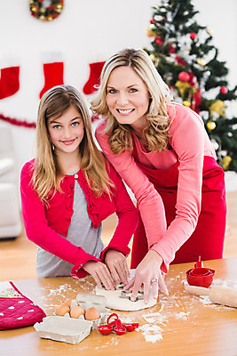포토 JPG 해외이미지 백인 라이프스타일 여자 딸 행복 40대 중년 크리스마스장식 크리스마스 가정 가족 엄마 함께함 실내 사랑 미소 성인 장식 세명 30대 크리스마스트리 쿠키 축제 앞치마 장식볼 축하 아기 굽기 반죽 만들기 밀가루 밀대 전나무 해외202004 해외포토 서양인 나무 기념일 감정 컨셉 관계 모션 주방용품 디저트 표정 사람 내부 생활 장년 가루 구이 파일형식