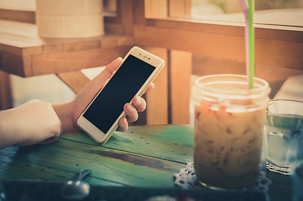 포토 JPG 해외이미지 라이프스타일 손 인터넷 비즈니스 통신 모바일 추상 휴식 직장 사람없음 스마트폰 유행 디지털 스크린 터치 수확 업무 작업 네트워크 서핑 이메일 어플리케이션 연결 무선전화기 스마트 읽기 주말 멀티미디어 전자상거래 단절 소셜 필터 스타일 효과 해외202004 해외포토 컨셉 무늬 농업 회사 모션 생활 신체부위 핸드폰 스마트기기 수상스포츠 전화기 파일형식