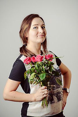 포토 JPG 해외이미지 모델 손 여자 꽃 행복 얼굴 꽃다발 휴가 발렌타인데이 선물 사랑 한명 사람 빨간색 섹시 장미 유행 낭만 흰색 잡기 해외202004 해외포토 식물 1 감정 컬러 컨셉 모션 데이이벤트 신체부위 파일형식