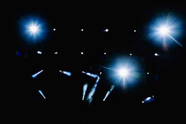 포토 JPG 해외이미지 디자인 백그라운드 패턴 전구 벽지 추상 휴가 불꽃 전등 조명 사람없음 내부 장식 빛 파티 우주 검은색 어둠 흰색 램프 점 원형 야간 저녁 소프트포커스 천장 질감 디스코 보케 장면 마법 빛망울 고립 광 블러 유흥 해외202004 해외포토 자연요소 도형 음악 컬러 무늬 불 촬영기법 이벤트 춤 파일형식