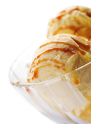 포토 JPG 해외이미지 음식 아이스크림 디저트 사람없음 노란색 냉동 흰색 달콤 크림 토핑 바닐라 캐러멜 국경 해외202004 해외포토 컬러 맛 파일형식