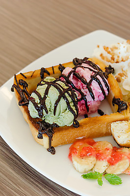 포토 JPG 해외이미지 접시 음식 빵 분홍색 딸기 아이스크림 디저트 사람없음 초록색 갈색 노란색 초콜릿 흰색 달콤 아침식사 크림 시럽 해외202004 해외포토 식기 컬러 과일 식사 맛 파일형식