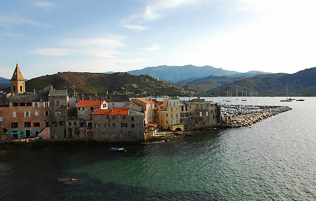 포토 JPG 해외이미지 바다 섬 여행 자연 휴가 산 파노라마 사람없음 관광지 교회 마을 항구 프랑스 도시 보트 성자 지중해 타운 코르시카 해외202004 해외포토 유럽 종교 배_교통 종교건축 교통시설 촬영기법 건물 생태계 파일형식