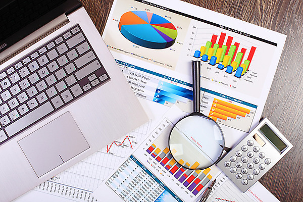 포토 JPG 해외이미지 종이 컨셉 회사 비즈니스 통계 탁자 그래프 직장 사람없음 사무실 펜 볼펜 자료 계산기 정보 키보드 업무 계획 오브젝트 보고서 문서 해외202004 해외포토 가구 문구용품 필기구 장비 작업 파일형식