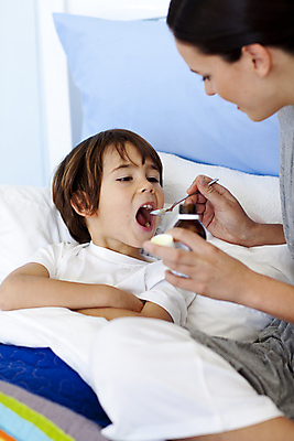 포토 JPG 해외이미지 손 남자 아들 얼굴 어린이 엄마 실내 건강 입벌림 사람 소년 상반신 두명 앞모습 옆모습 눕기 약 팔짱 숟가락 침실 질병 먹여주기 간호 시럽 물약 기침 돌봄 복용 의료성형뷰티 해외202004 아들바보 해외포토 뷰포인트 의학 가족 모션 수저 표정 내부 신체부위 먹기 파일형식