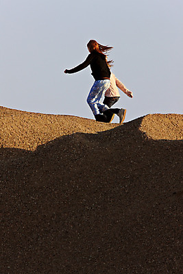 포토 JPG 해외이미지 동물 남자 모래 캐나다 농업 자연 놀이 웃음 사람없음 달리기 농장 검은색 가축 우유 에너지 흰색 소 송아지 밭일 해외202004 해외포토 산업 새끼 컬러 북아메리카 포유류 모션 유제품 표정 사람 생태계 파일형식