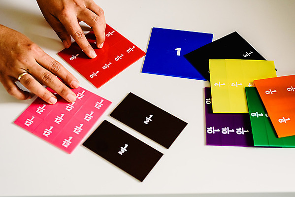 포토 JPG 해외이미지 학생 교육 어린이 교실 학교 상상 놀이 탁자 선반 함께함 실내 창조 소년 사람없음 목재 가로 학습 컬러풀 장난감 교사 블록 유치원 육아 수학 가르침 계산 천 스마트 진행 개발 걸음마 이해 해외202004 해외포토 나무 직업 남자 컬러 가구 컨셉 재료 교과목 모션 사람 내부 직물 파일형식