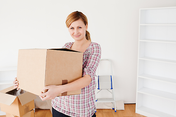 포토 JPG 해외이미지 백인 라이프스타일 여자 행복 가정 모션 엄마 새로움 아파트 주택 실내 한명 서기 사람 성인 30대 상자 방 잡기 아내 플랫 팩 패키지 짐싸기 판지 해외202004 해외포토 서양인 1 감정 컨셉 가족 내부 건물 생활 장년 화장품 파일형식