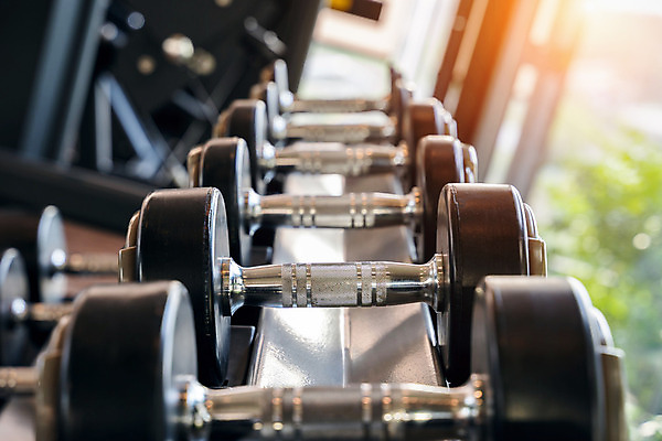 포토 JPG 해외이미지 라이프스타일 스포츠 백그라운드 컨셉 다이어트 탁자 바닥 실내 건강 성인 사람없음 건물 운동 우주 금속 검은색 힘 아령 장비 작업 무게 상품 정상 몸무게 가루 보디빌딩 철 연습 클럽 체육관 떨림 고립 단백질 리프팅 신발장 해외202004 해외포토 건축물 컬러 가구 모션 재질 사람 내부 생활 헬스 영양소 파일형식