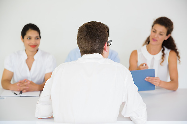 포토 JPG 해외이미지 백인 응시 여자 남자 실내 미소 들기 앉기 여러명 상반신 20대 성인 30대 사무실 비즈니스우먼 면접 해외202004 해외포토 서양인 시선 다수 비즈니스 모션 표정 사람 청년 내부 장년 직장인 파일형식